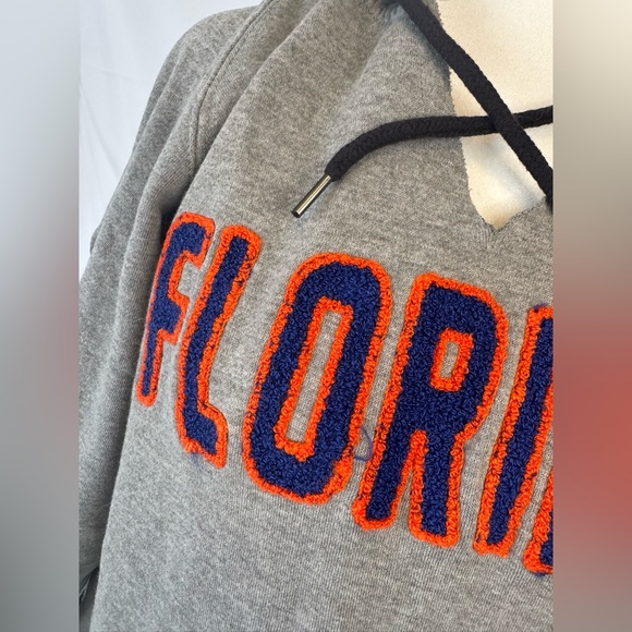 Colosseum Florida Gators grey hoodie, v-neck size XL, puffy stitched lettering - Picture 2 of 16